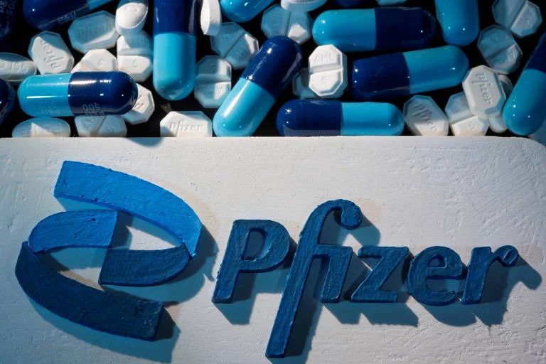 Logotipo da Pfizer colocado próximo aos medicamentos do mesmo fabricante - Dado Ruvic - 29.set.2021/Reuters