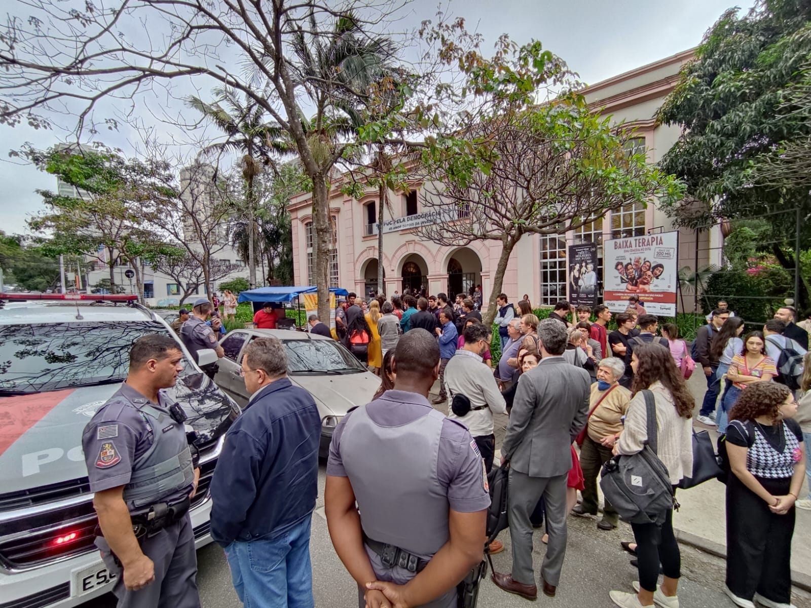 Denúncia de menino com arma branca torna-se motivo de confusão no lado de fora do TUCA durante “PUC pela Democracia” nesta quinta-feira (22). Foto: Edson Reis.