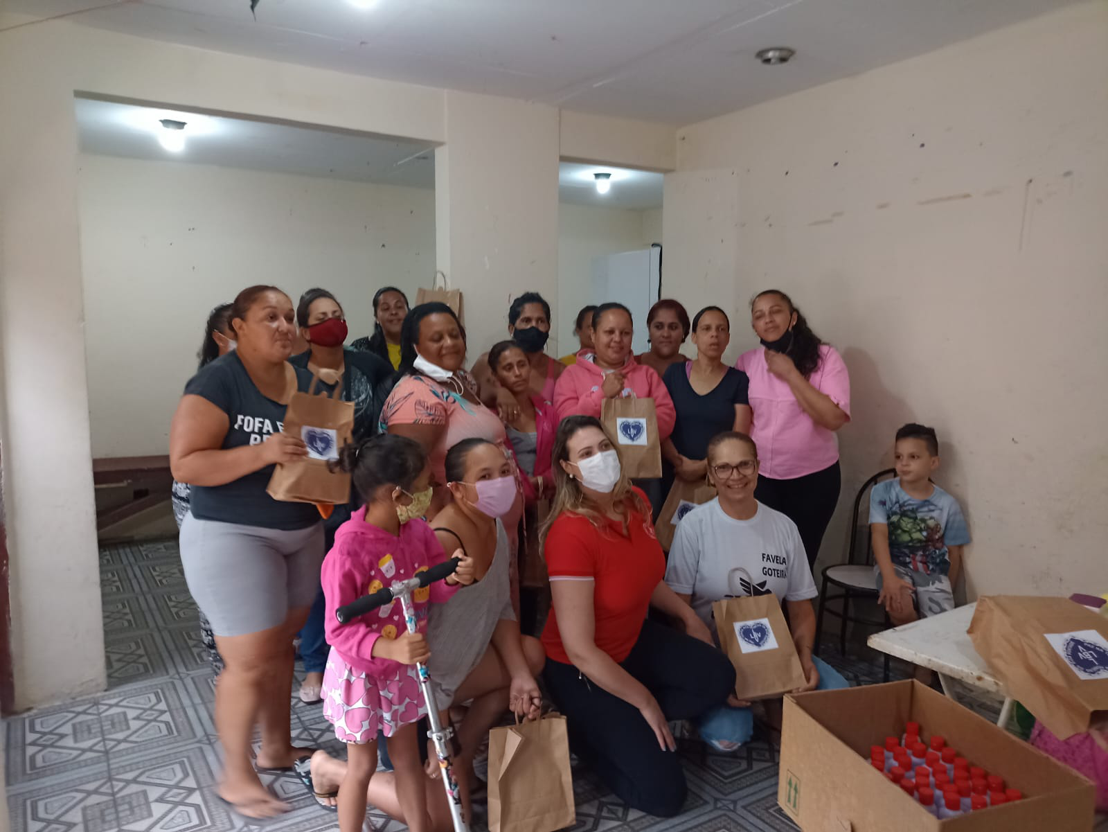 Beneficiárias posam em evento de entrega de coletores menstruais em parceria com a LBV. Foram doados 200 coletores. Foto: coletivo Por Nós. 