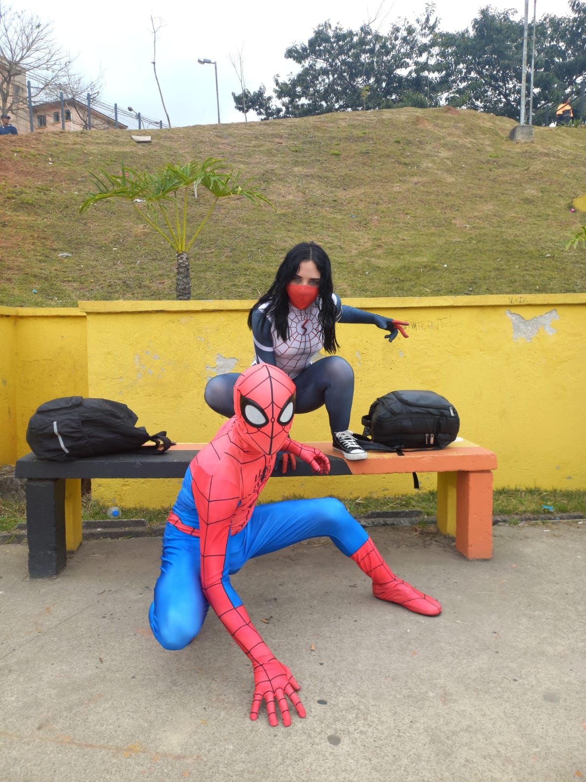 Dois cosplays em posição imitando o personagem Homem Aranha