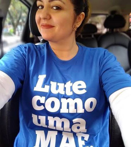 Andréa Werner com camiseta escrito "Lute como uma mãe".