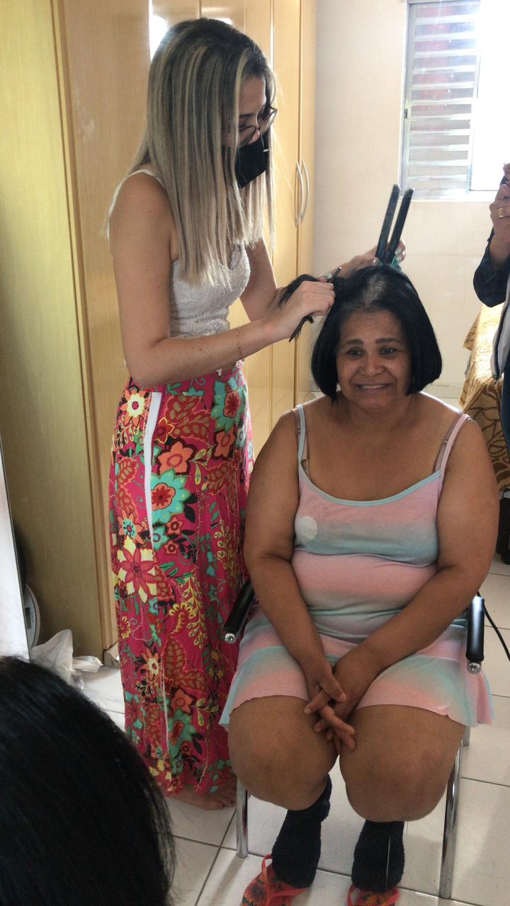 Joselita tendo ajuda da sua filha para cortar o cabelo após a primeira sessão de quimioterapia. Reprodução: pessoal