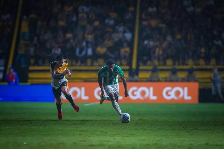 Jogadores dos dois times correm atrás da bola durante a partida  (Foto: Fernando Alves / Juventude)