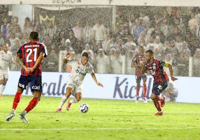 Santos e Bahia se enfrentam embaixo de chuva na Vila Belmiro. Foto: Mauricio de Souza/AGIF