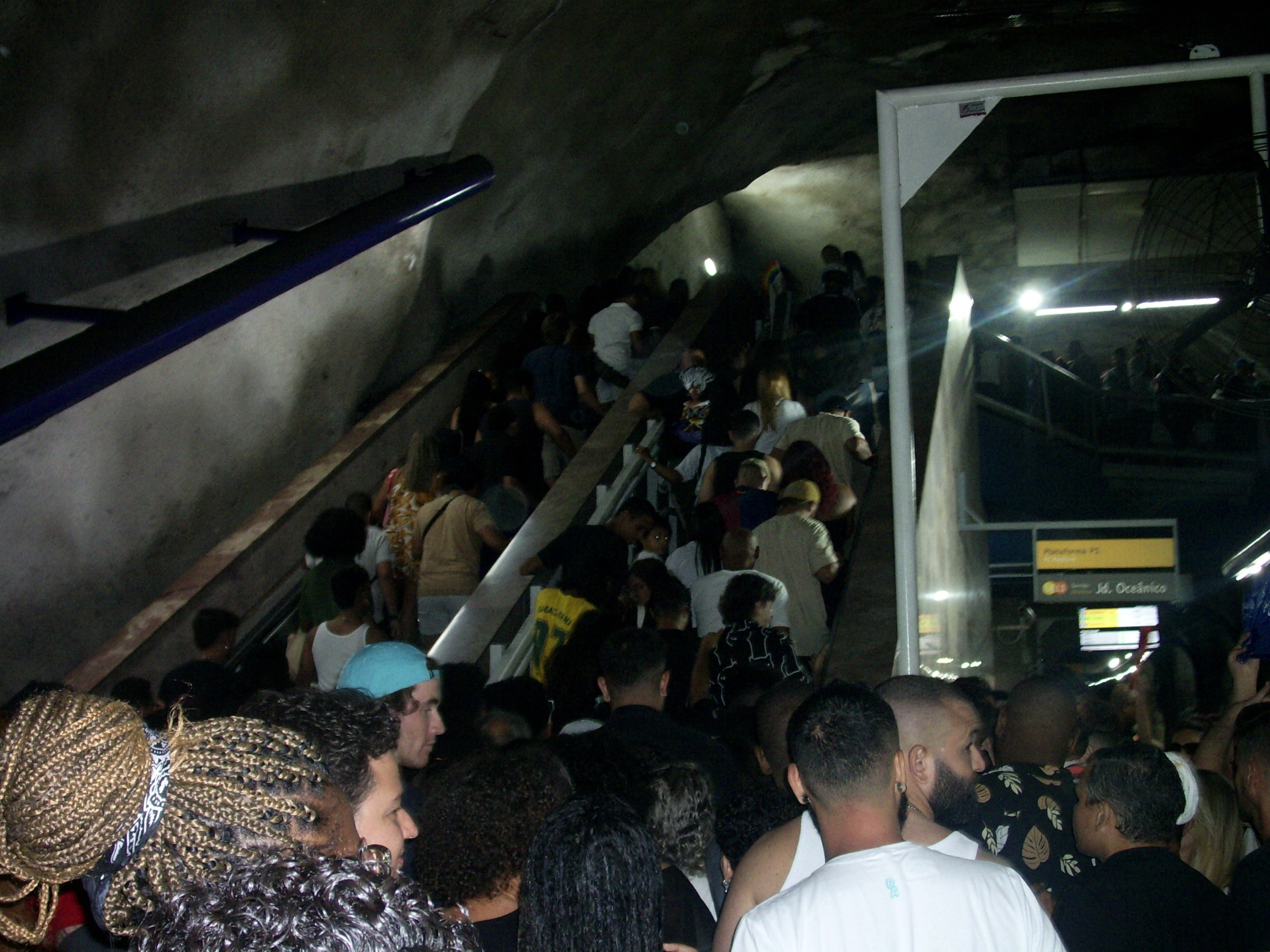 Saída do metrô Siqueira Campos antes do show. Créditos: Marina Laurentino