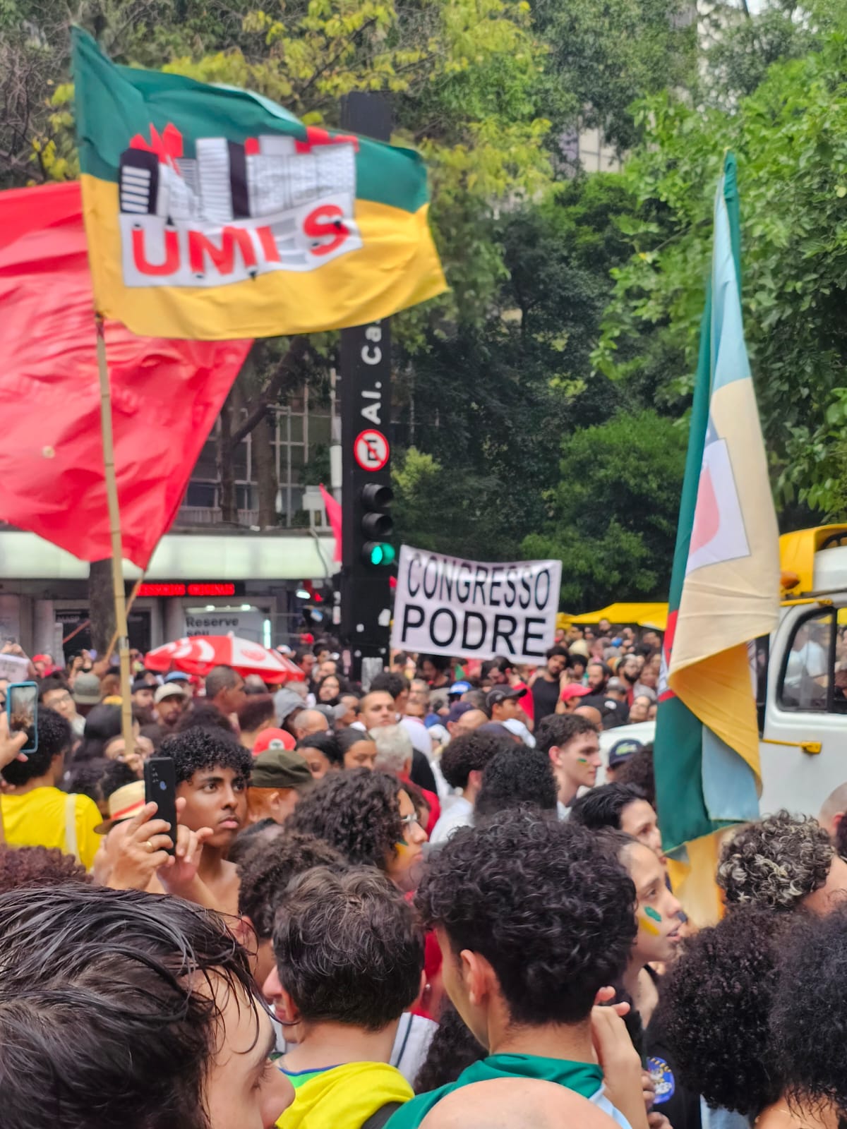 Reprodução: Artur Maciel-AGEMT | Multidão manifestando com placas na mão