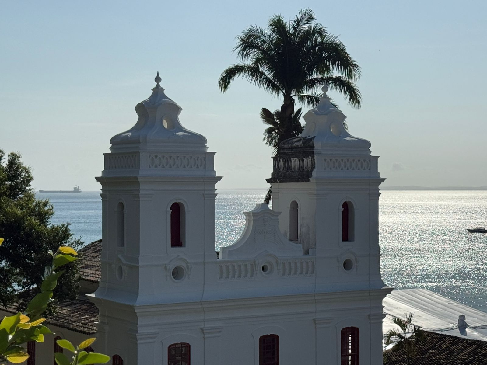 A Igreja da Gamboa entre o mar e a devoção. Foto: Jalile Elias