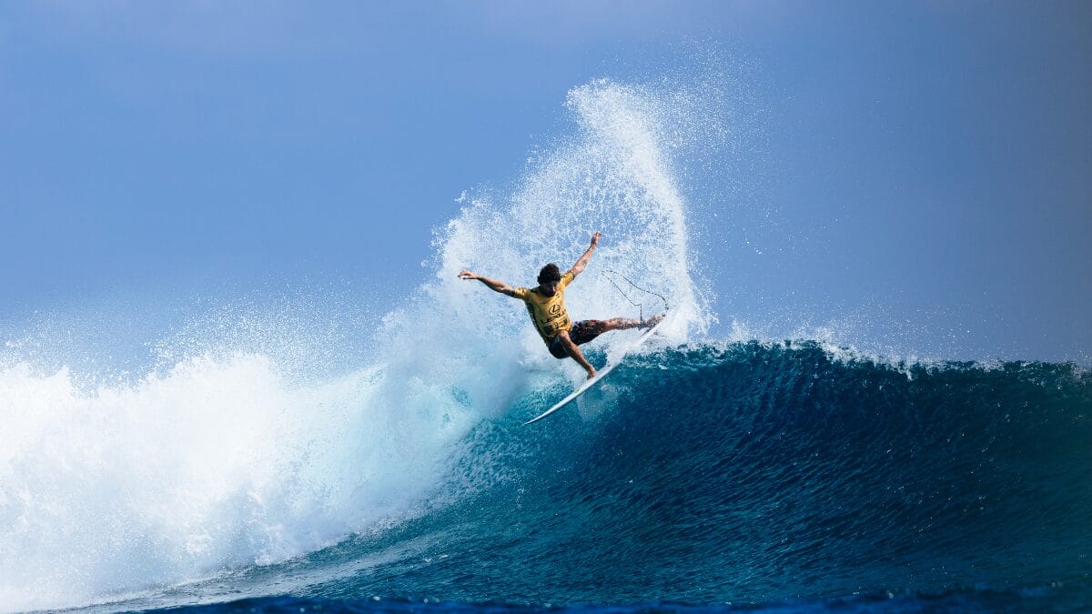 Yago Dora surfando na final em Cloudbreak, Fiji. Foto: Cait Miers/World Surf League