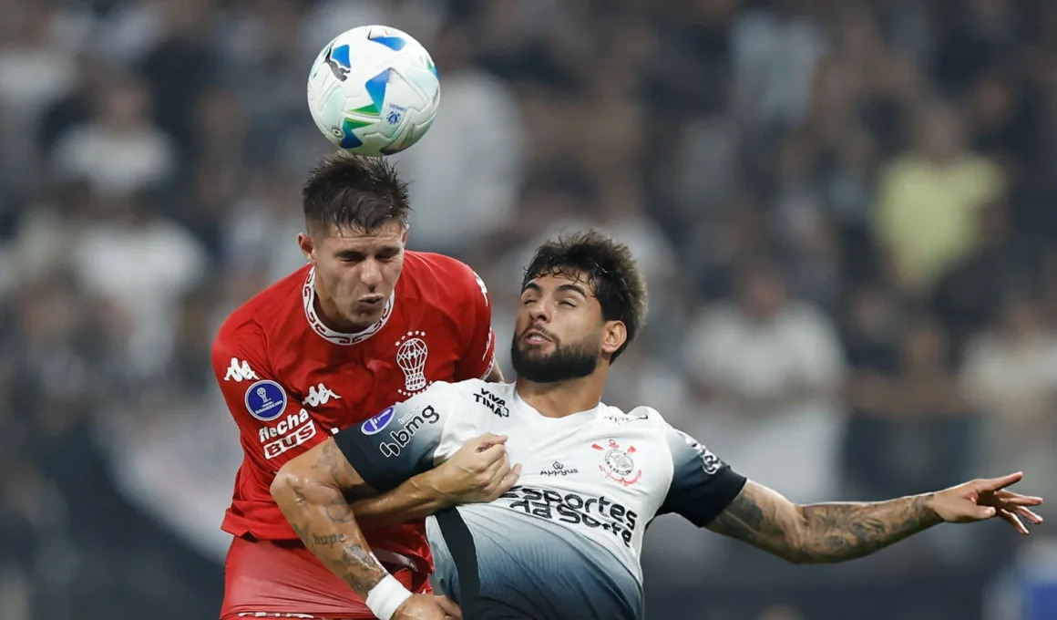 Yuri Alberto disputa bola de cabeça