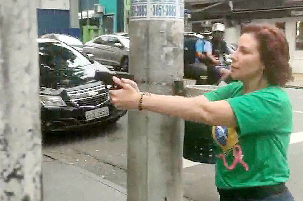 Zambelli apontando arma para apoiador de Lula