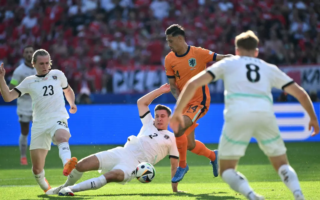 Reijnders da Holanda, em ação durante partida contra a Áustria (Foto: Christophe SIMON / AFP)