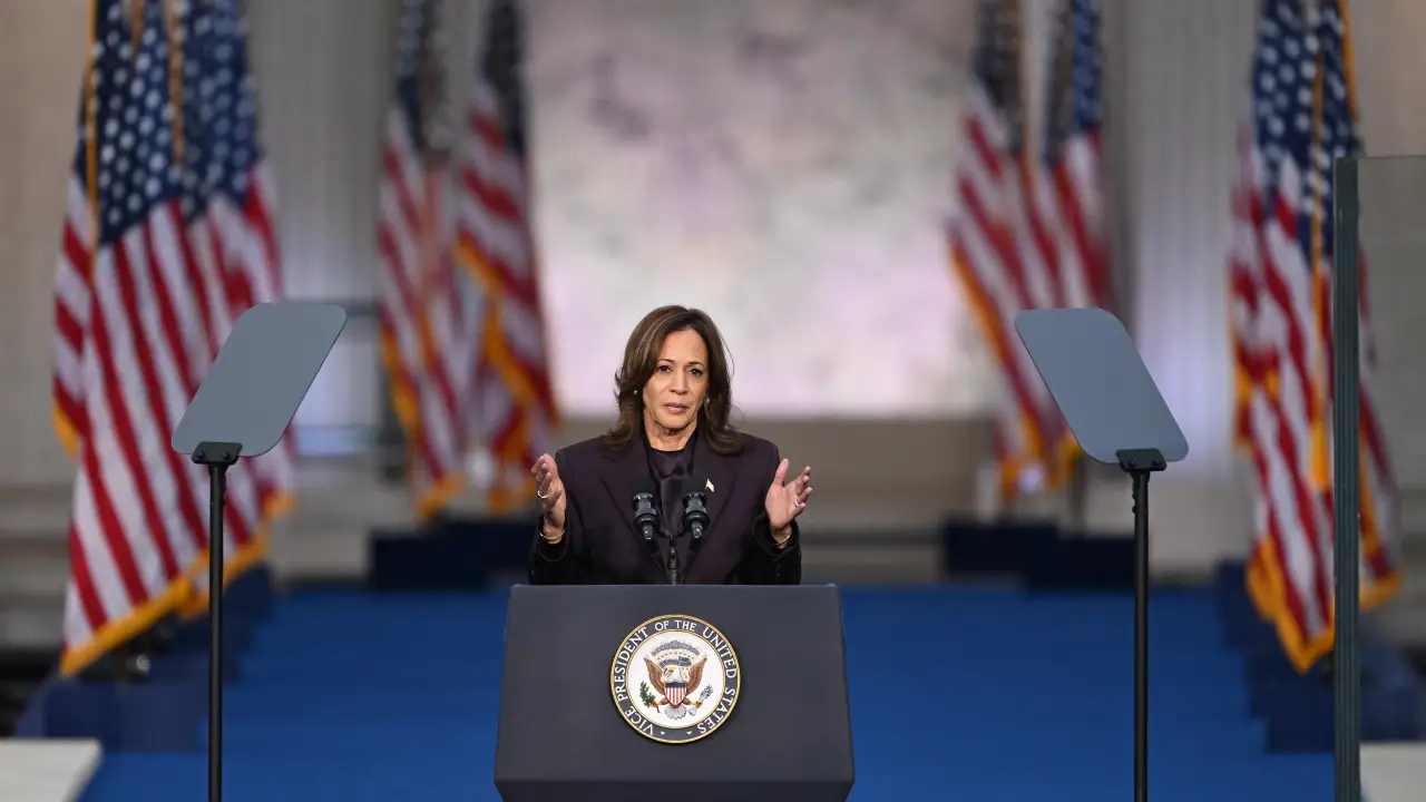 Vice-presidente Kamala Harris discursa após derrota, em Washington. Foto: SAUL LOEB/AFP.