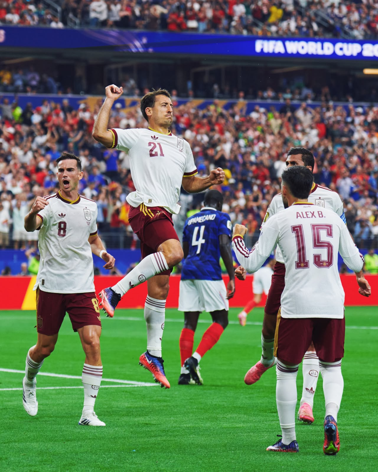 A imagem mostra Oyarzabal comemorando o gol