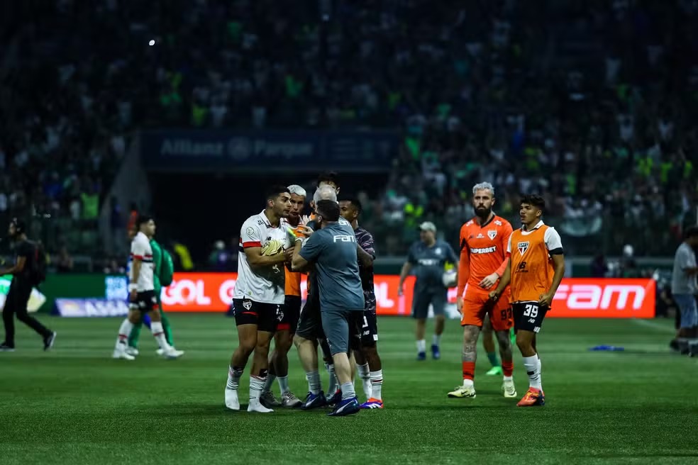 São Paulo x Palmeiras termina em confusão generalizada — Foto: Marco Miatelo/AGIF