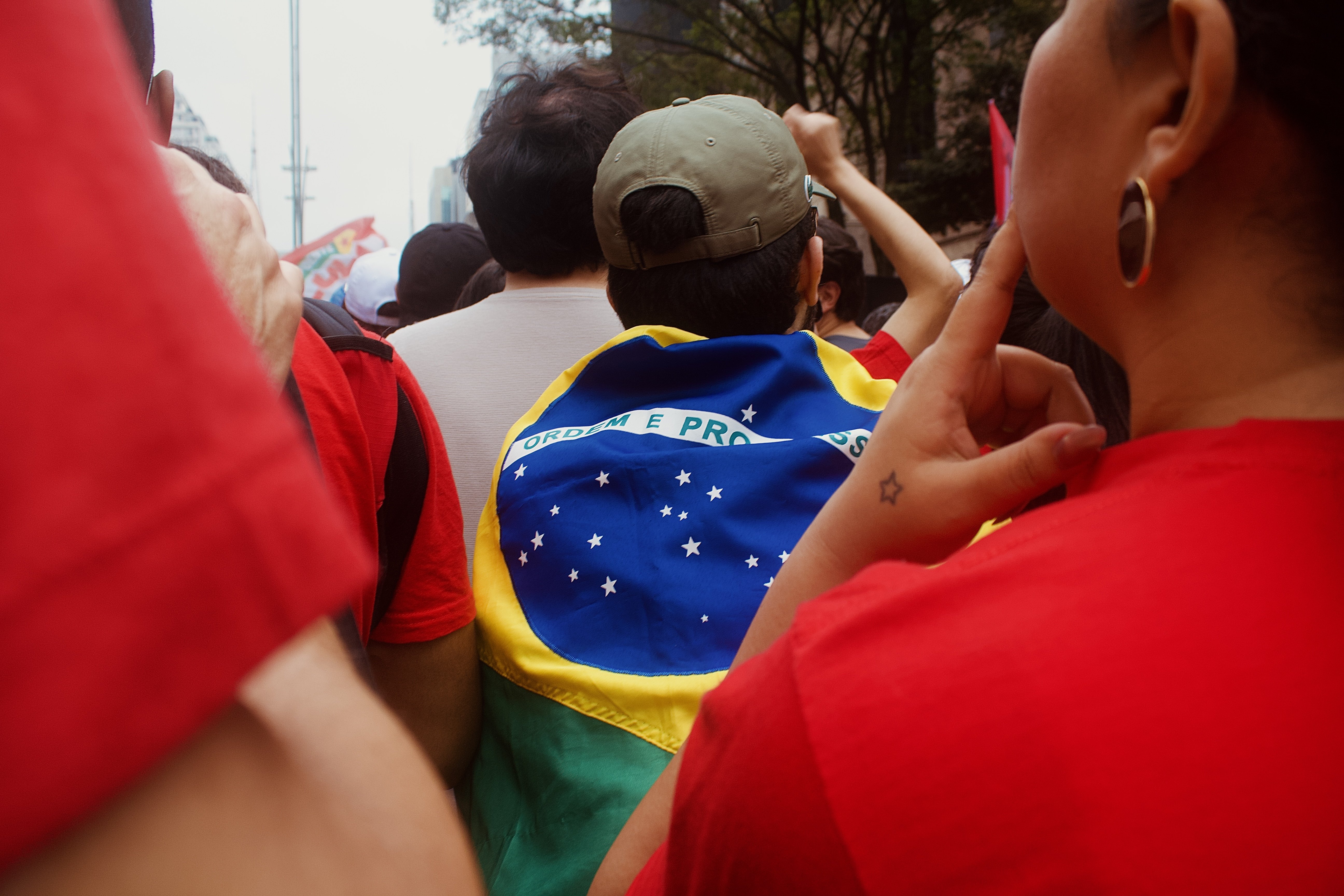 Pessoa com bandeira do brasil sobre as costas
