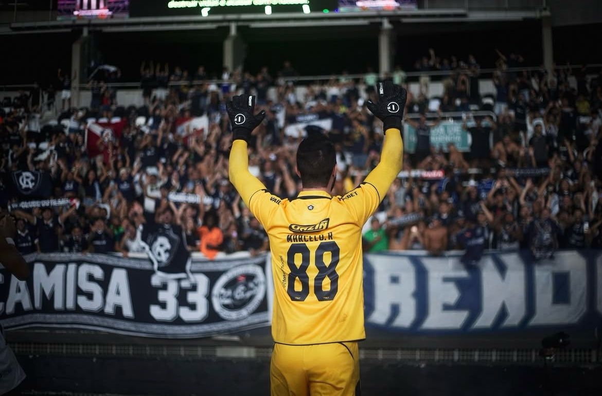 A imagem mostra o goleiro Marcelo Rangel, do Remo, agradecendo a torcida remista.