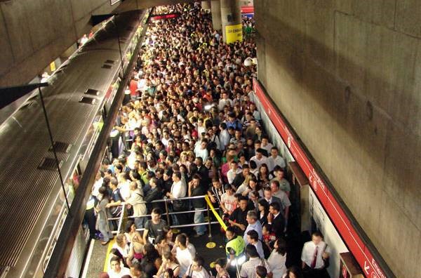 Plataforma do metrô lotada em São Paulo