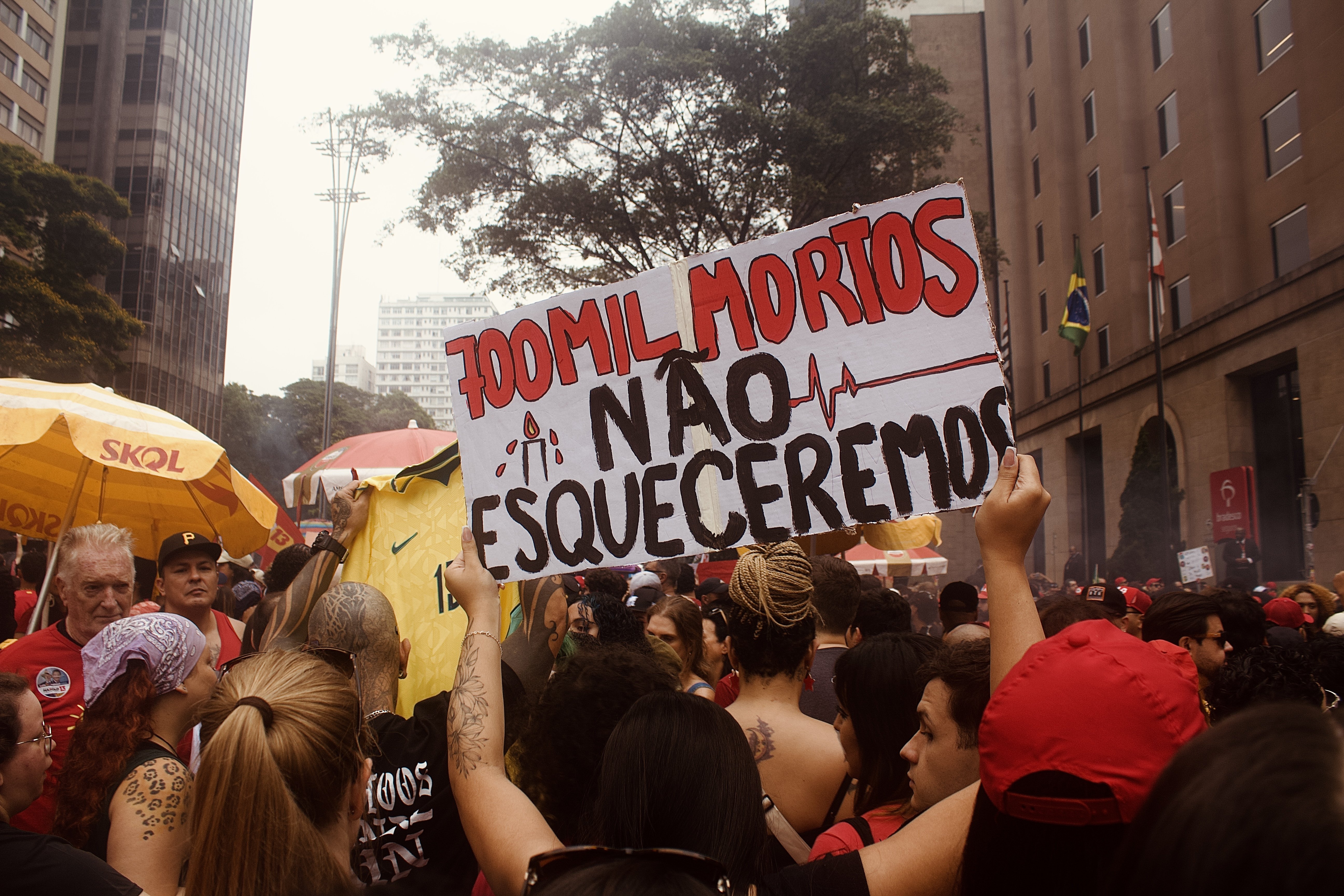 Placa escrito "700 mil mortes, não esqueceremos".