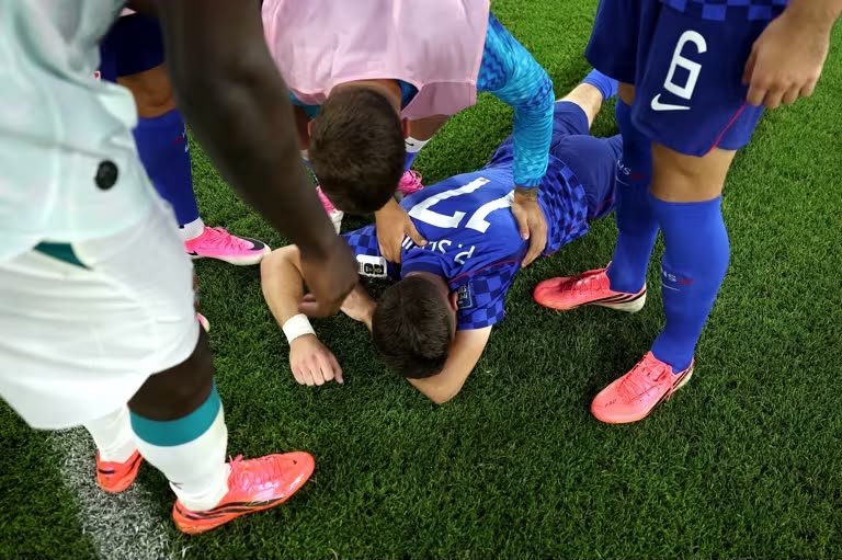 A imagem mostra Perisic chorando deitado de bruços no gramado.