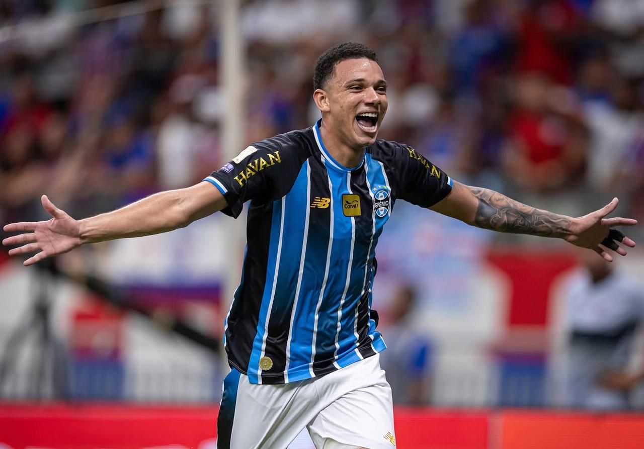 A imagem mostra o jogador Viery, do Grêmio, comemorando o gol.