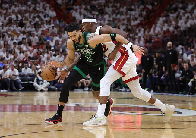 Jayson Tatum e Jimmy Butler em jogo 3 das Finais de Conferência Leste Foto: Megan Briggs/AFP