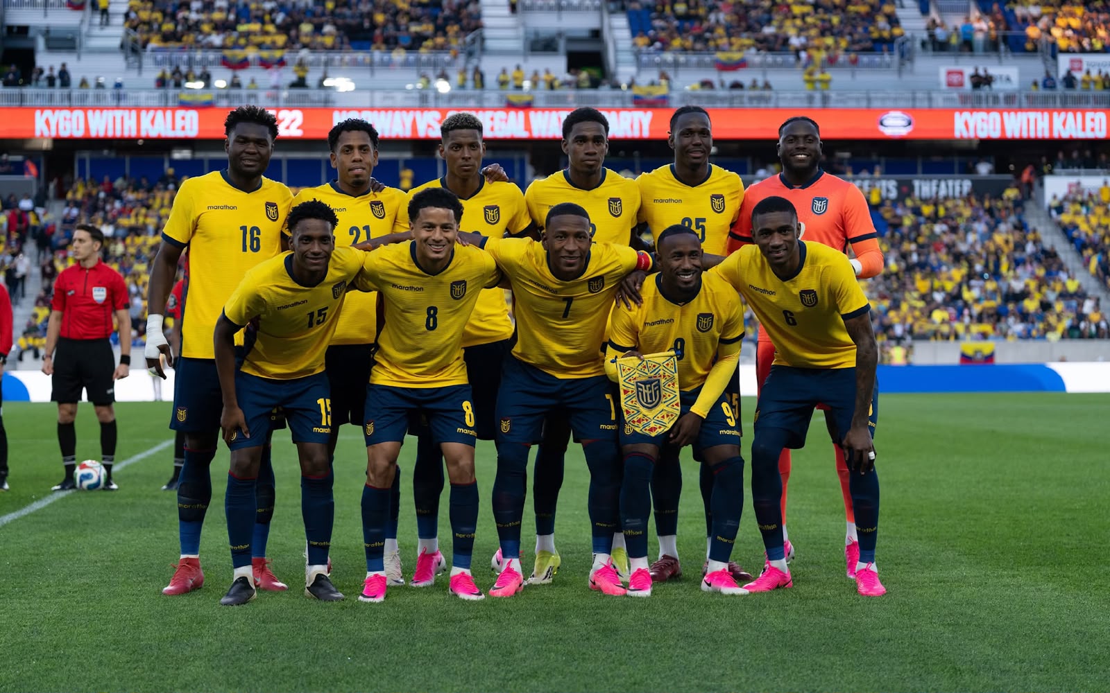 A imagem mostra o elenco do Equador tirando a foto pré-jogo