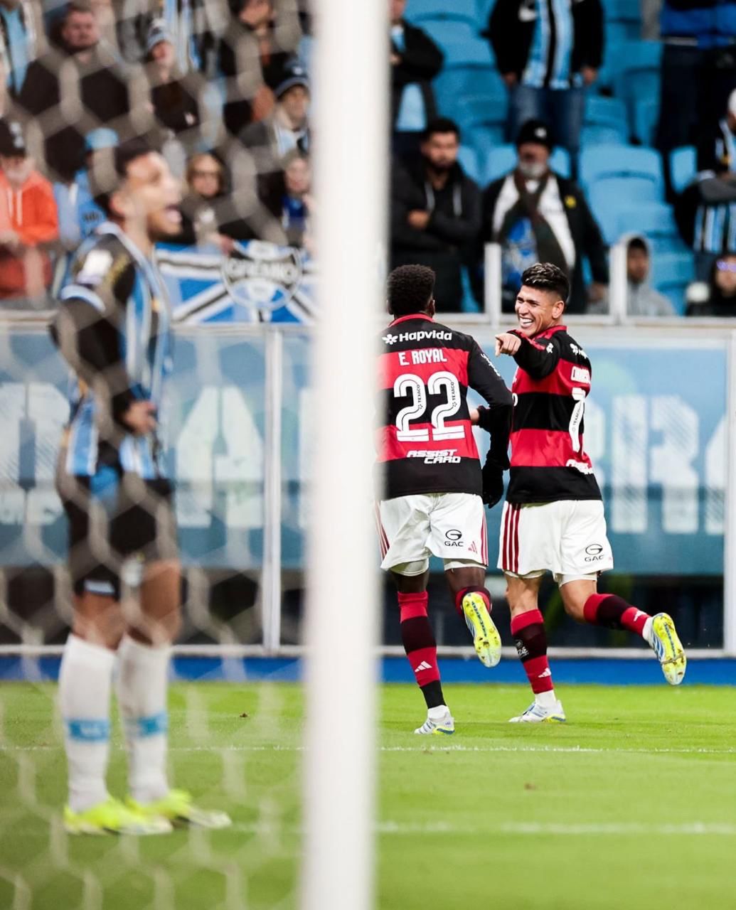 A imagem mostra Carrascal e Royal, ambos do Flamengo, comemorando o gol.