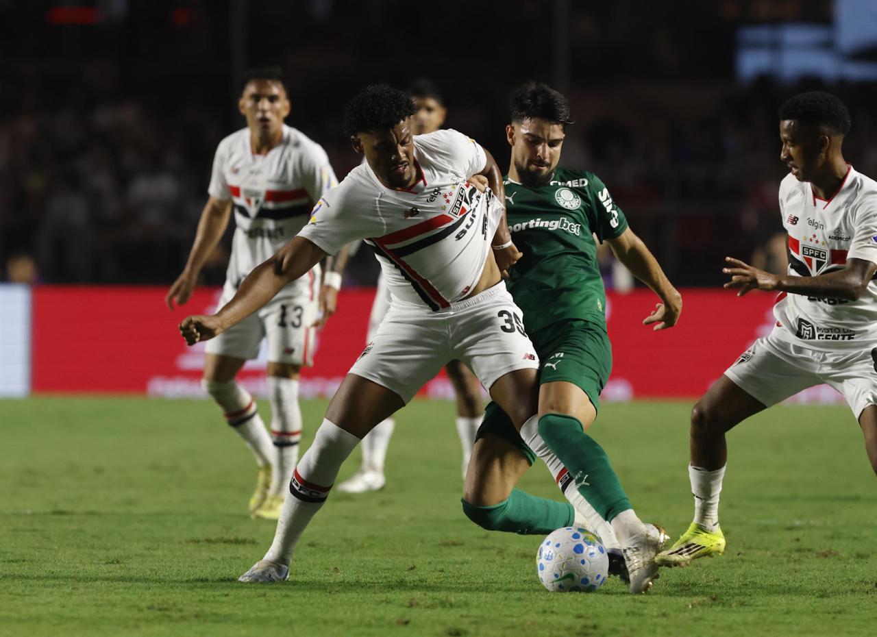 A imagem mostra jogadores do São Paulo e Palmeiras disputando a bola.