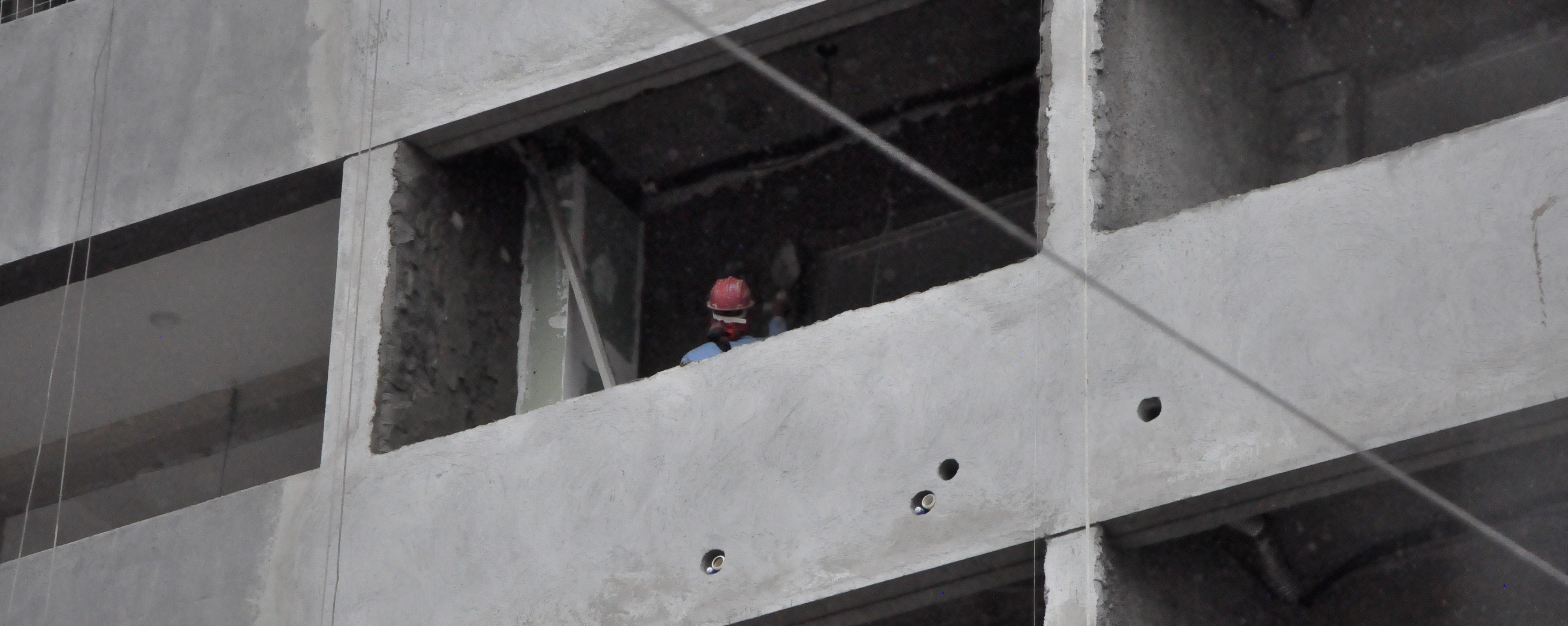 Trabalhador em obra de prédio em construção em Perdizes, Zona Oeste de São Paulo. (Foto: Davi Garcia)