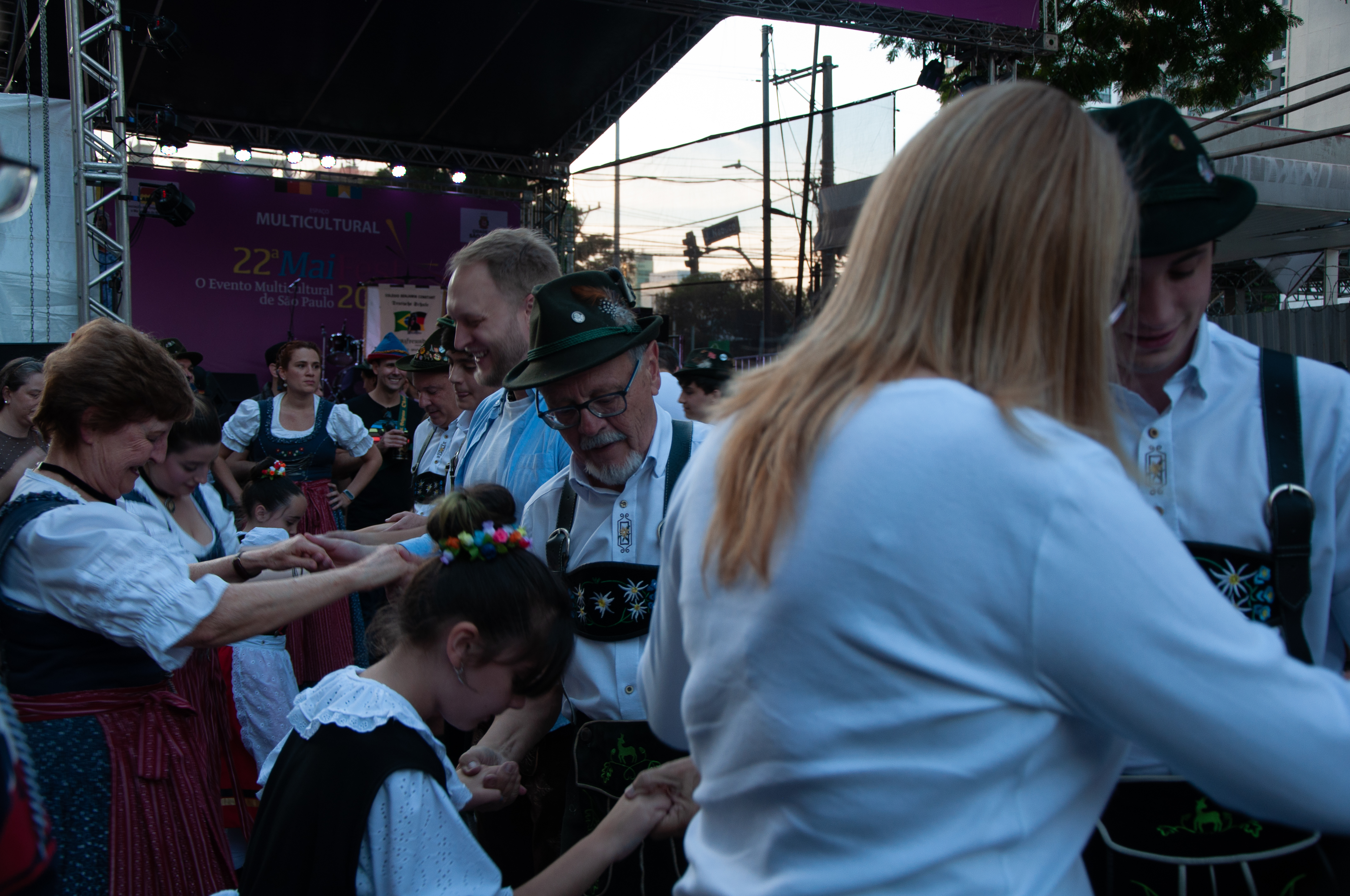 Interação do grupo Edelweiss com o público no Maifest (Foto: Beatriz Yamamoto)