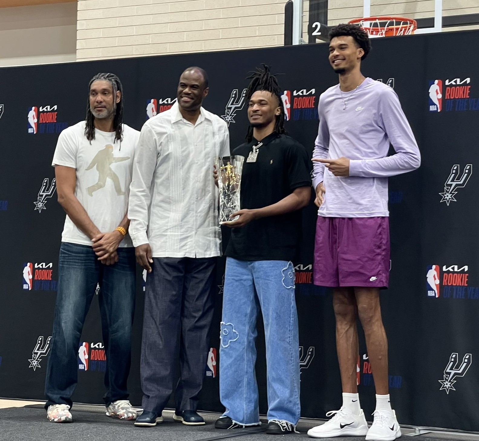 Duncan, Robinson, e Wemby dando o prêmio de ROTY para Stephon Castle. Foto: Divulgação/X/@KSATMartRom 