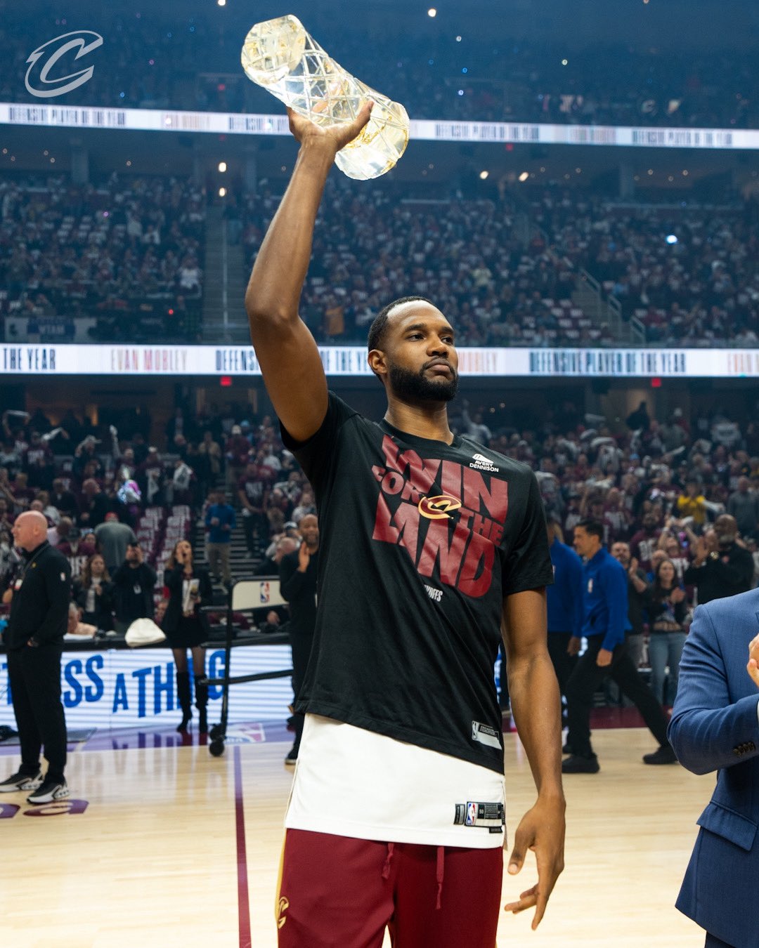 Evan Mobley segurando o troféu de DPOY. Foto: Divulgação/X/@cavs 