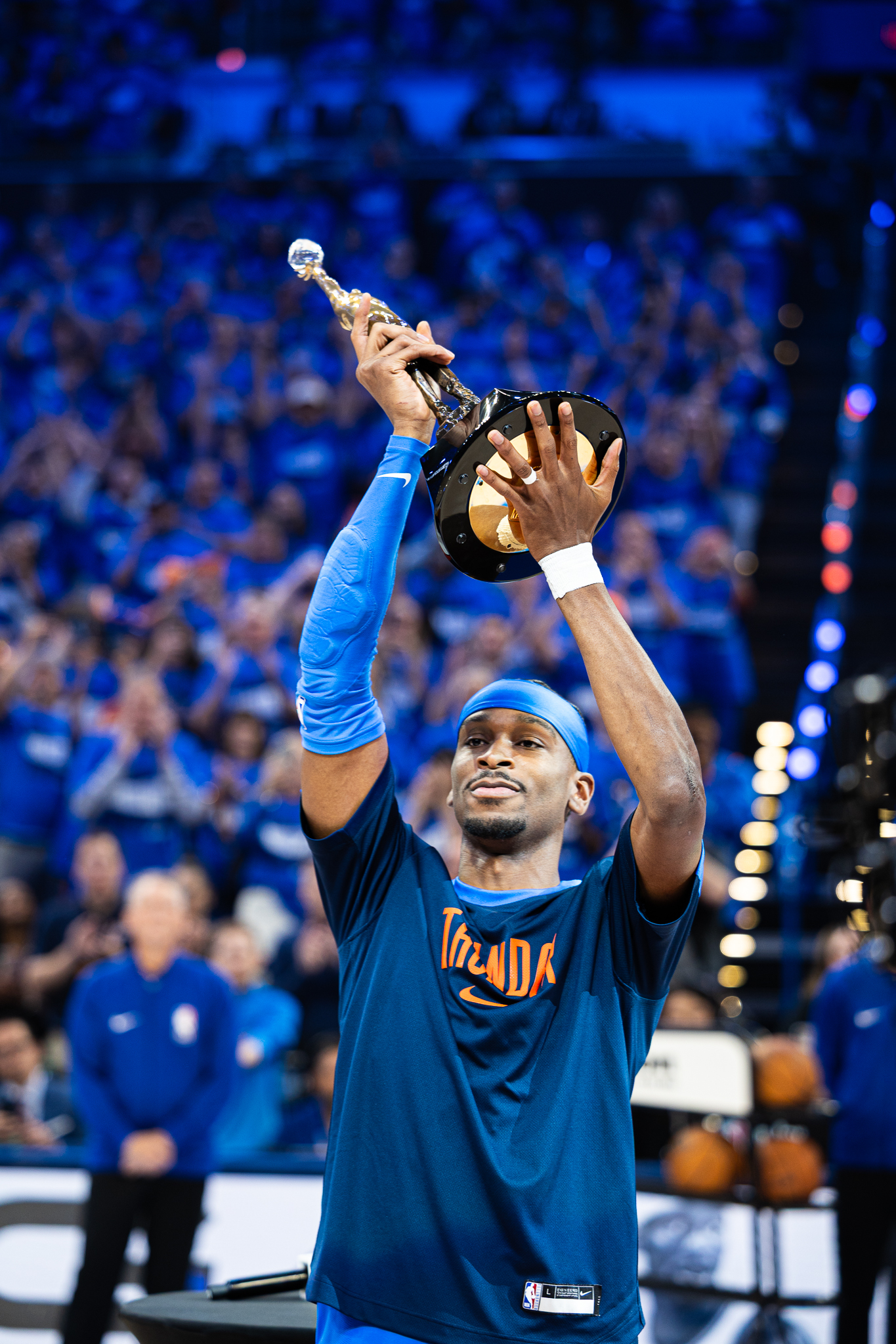  Shai com o prêmio de MVP. Foto: Divulgação/X/@okcthunder