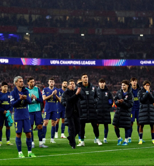 O técnico Diego Simeone e jogadores do Atlético de Madrid agradecendo a torcida. Divulgação/@atleticodemadrid 