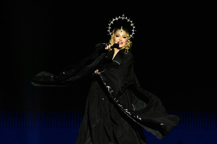 Madonna durante abertura do show com “Nothing Really Matters”.