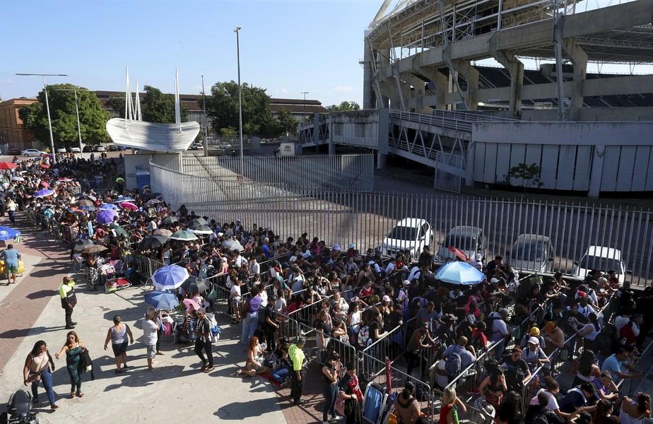 Fãs na fila para a pré venda do show da Taylor Swift no Rio de Janeiro