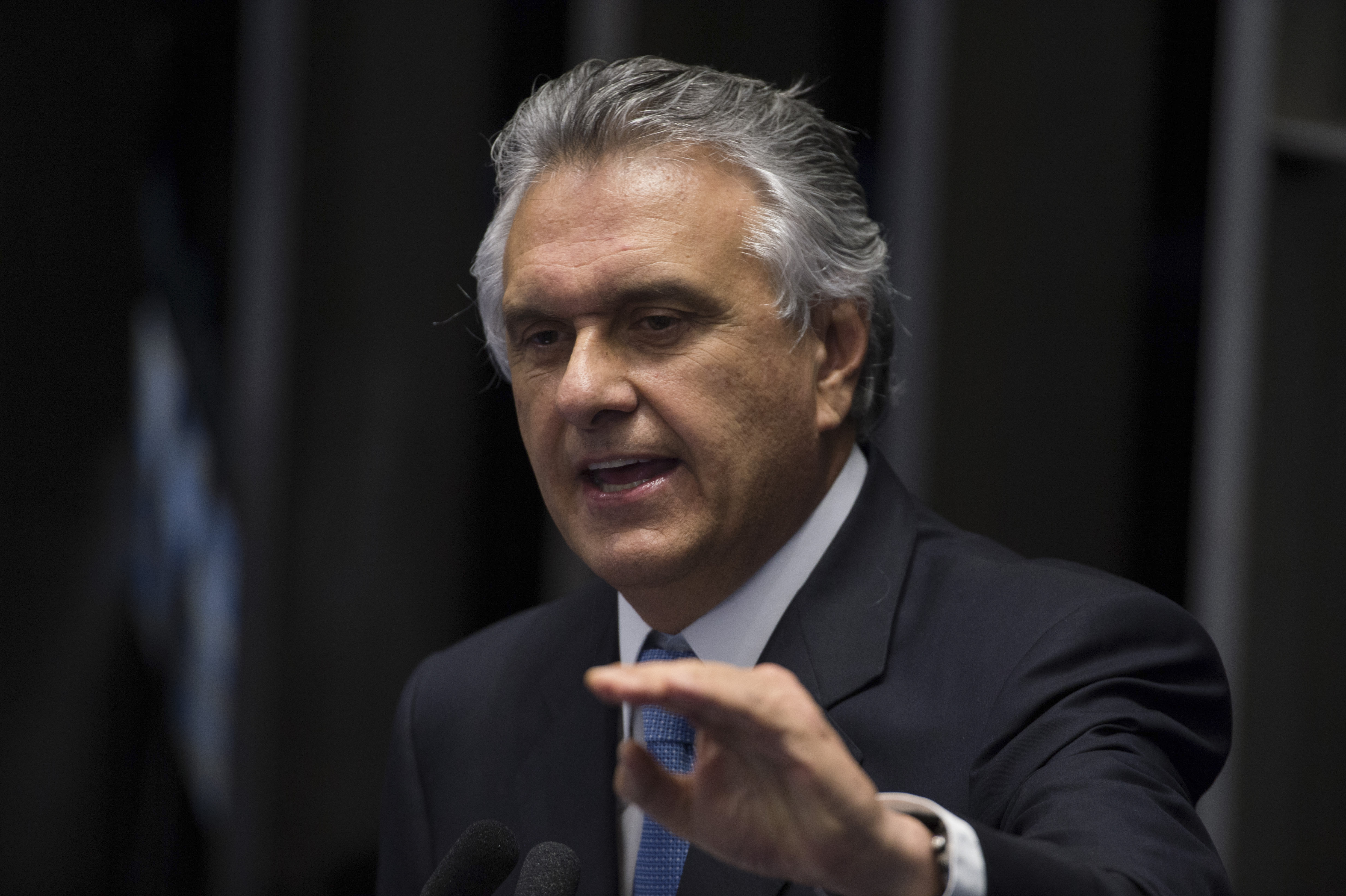 Ronaldo Caiado de terno gesticulando e falando