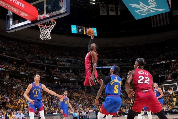 Dunk do pivô Bam Adebayo no jogo 1 das Finais da NBA Foto: Getty Images