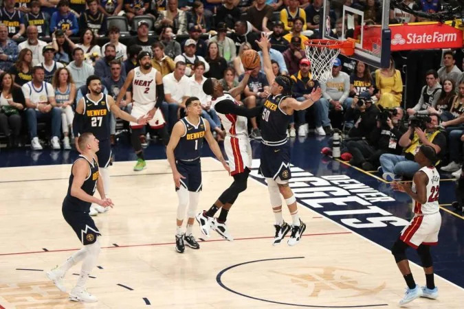 Bandeja de Bam Adebayo no jogo 2 da NBA Finals Foto :Getty Images