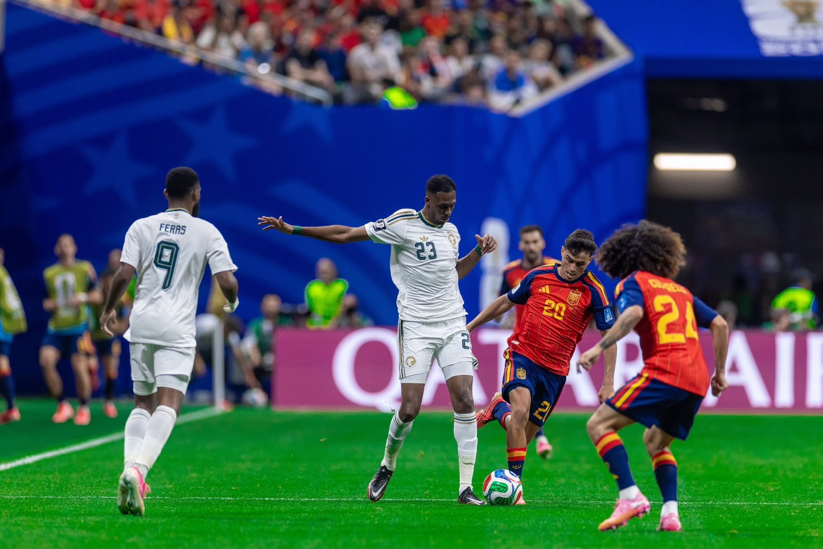 A imagem mostra jogadores de Arábia Saudita e Espanha disputando a bola