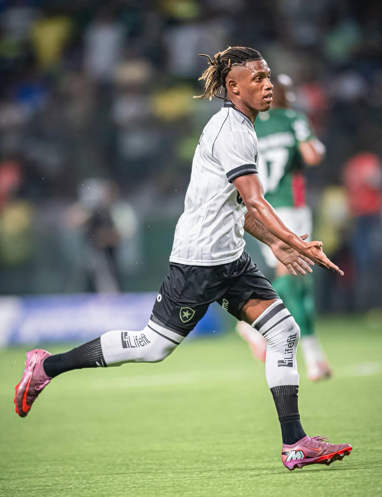 A imagem mostra o volante Danilo