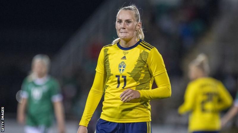 Stine Blackstenius em partida pela seleção da Suécia. (Foto: BBC)