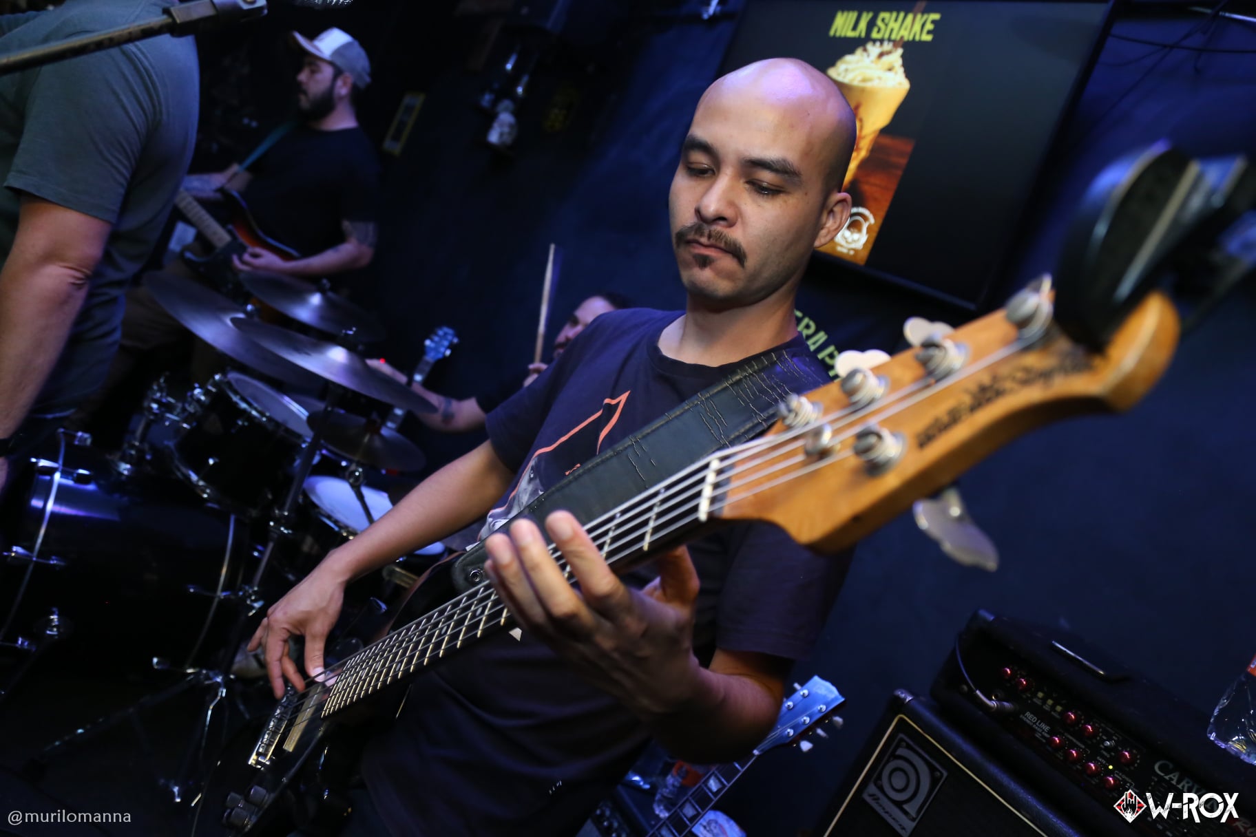 Foto de Cleber Akio tocando guitarra por Murilo Manna.