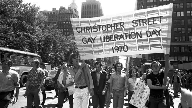 Homem segurando placa escrito ‘Dia da Libertação Gay de Christopher Street 1970’ na ruas de Nova York em 28 de junho de 1970. (Foto: Diana Davies / New York Public Library)