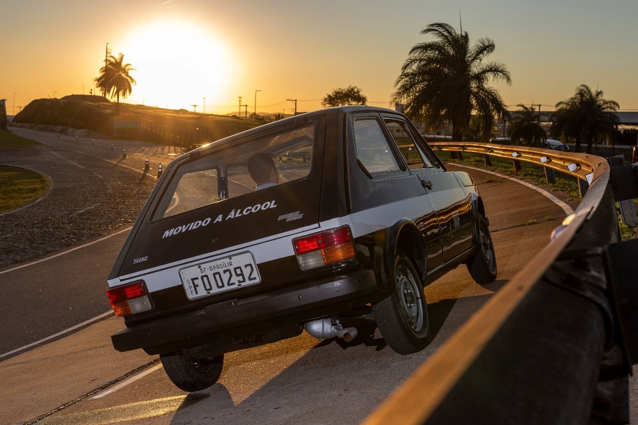 E outro fruto do programa aconteceu em julho de 1979. O Fiat 147, famoso carro que caiu no gosto dos brasileiros pela sua economia e conforto, lembrado até pelo comercial onde o pequeno italiano não para no posto de gasolina no meio do nada, enfatizando a qualidade do consumo. Mas esse 147 de 1979 tem uma pequena diferença, era o primeiro carro produzido em série no mundo movido a álcool.