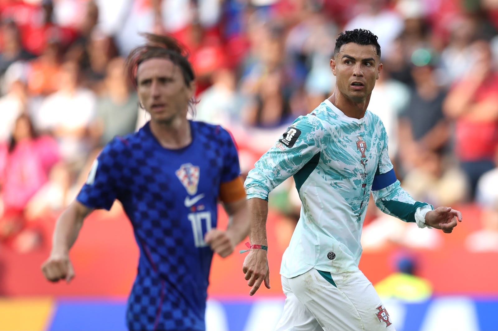 A imagem mostra Modric, da Croácia, e Cristiano Ronaldo, de Portugal.