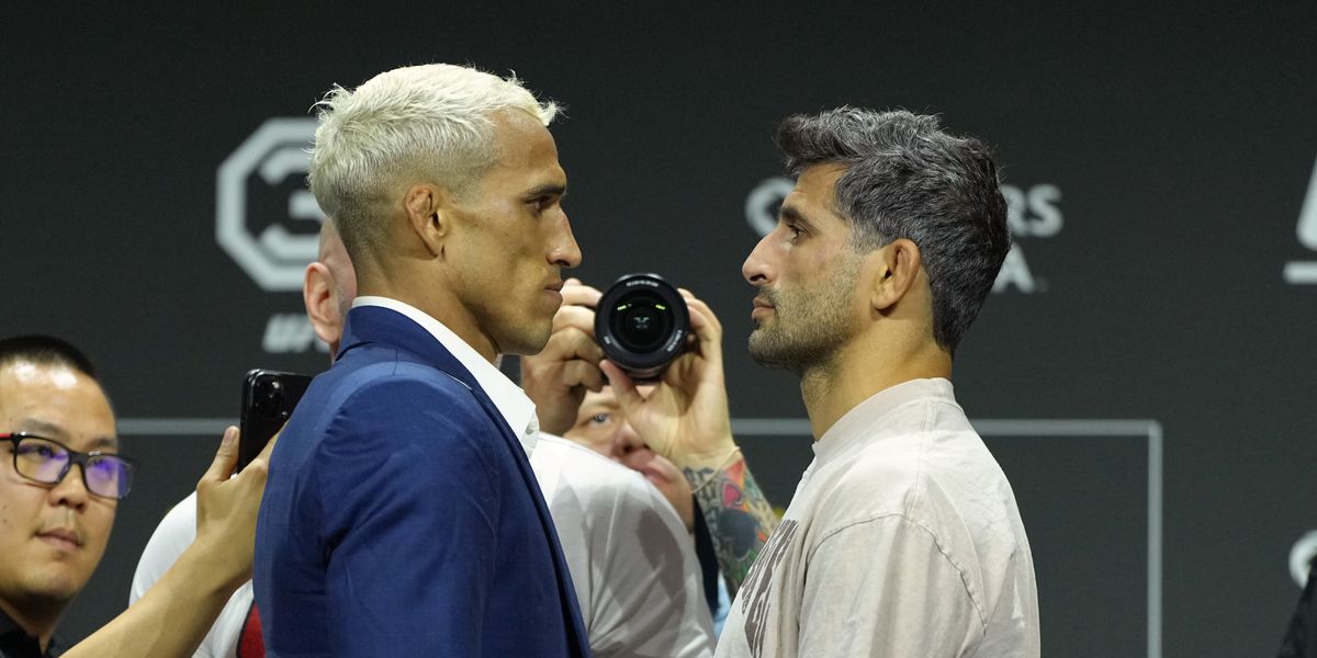 Charles Oliveira e Beneil Dariush se encaram a frente de seu duelo no UFC 289. (Foto: Jeff Bottari | Crédito: Zuffa LLC via Getty Images)