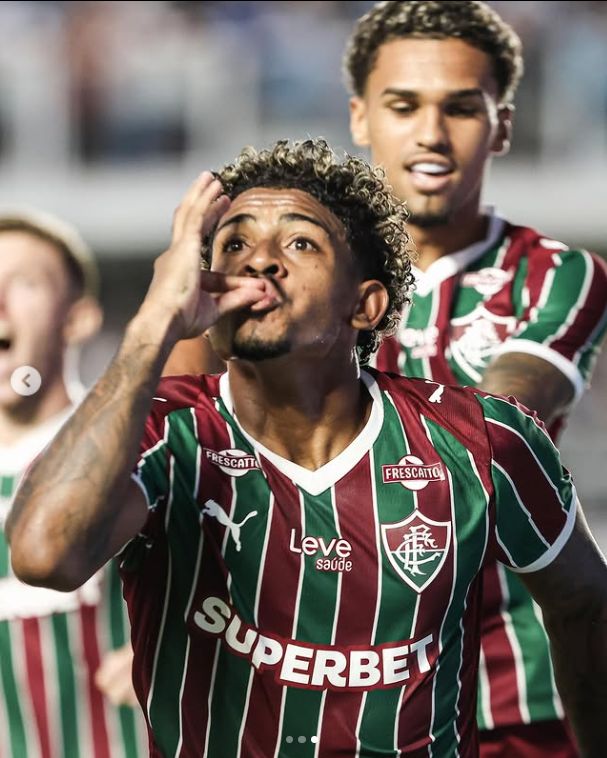 A imagem mostra o jogador do Fluminense John Kennedy comemorando o gol.