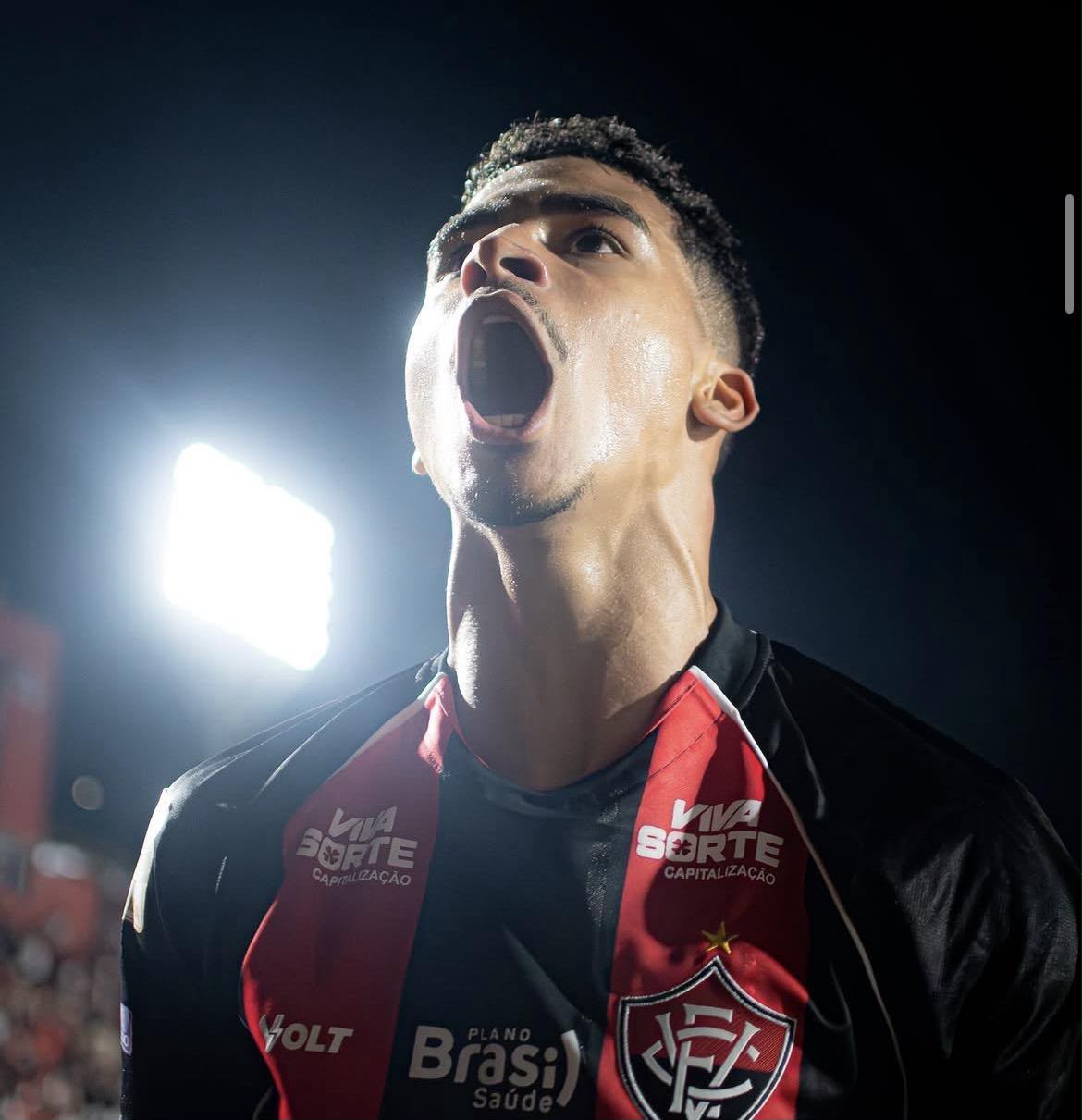 A imagem mostra Renê, do Vitória, comemorando o gol