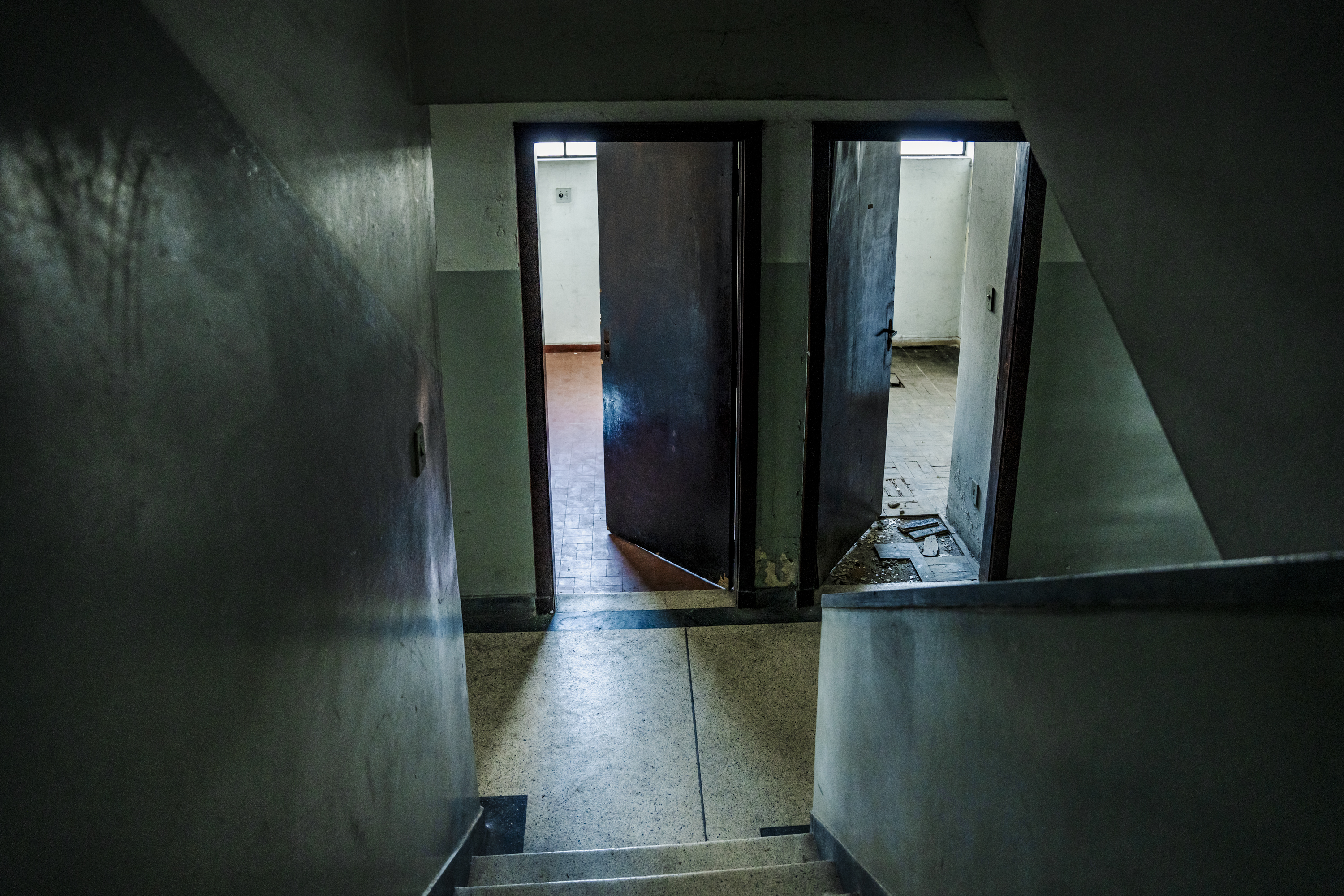 Portas: à esquerda entrada para uma das salas de tortura e à direita uma das celas.